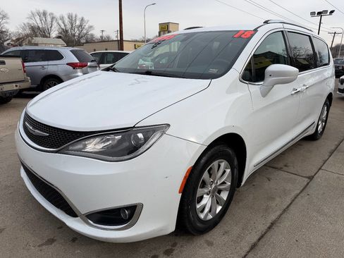 Used 2018 Chrysler Pacifica Touring-L image 3