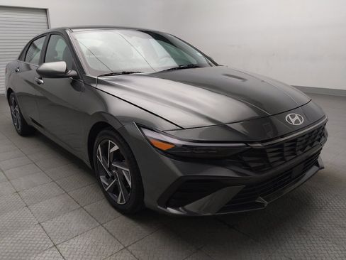 Used 2025 Hyundai Elantra SEL FWD image 13