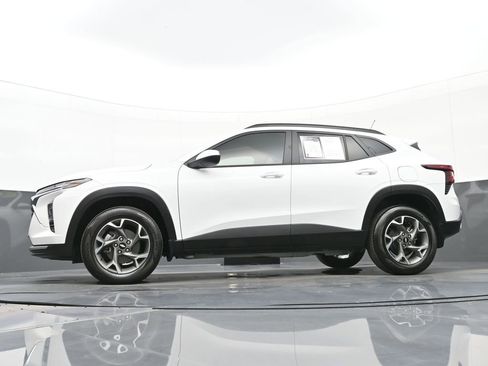Used 2024 Chevrolet Trax LT w/ Driver Confidence Package image 44