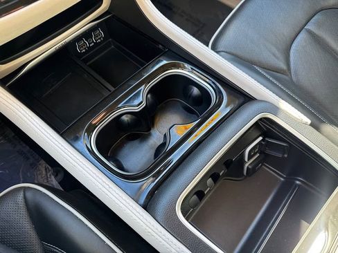 Used 2023 Chrysler Pacifica Limited image 41