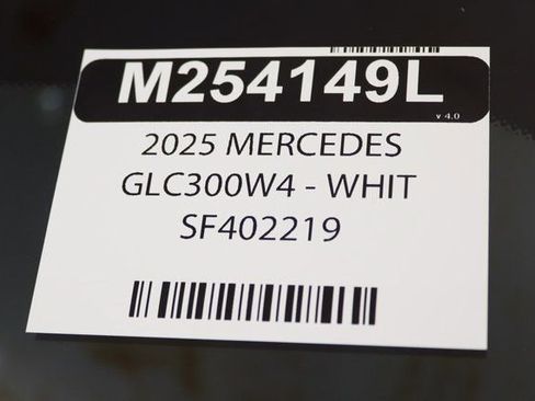 Used 2025 Mercedes-Benz GLC 300 4MATIC image 32