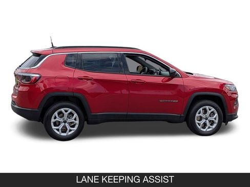 Used 2025 Jeep Compass Latitude AWD/4WD image 6