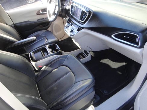 Used 2020 Chrysler Voyager Lxi image 14