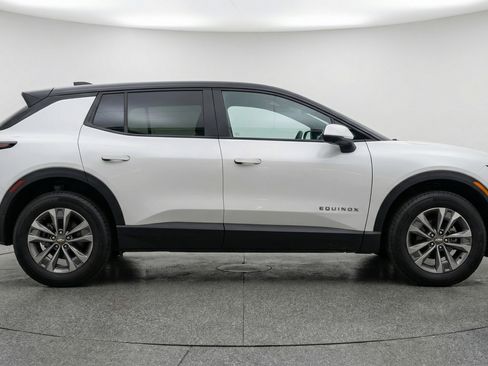 Used 2025 Chevrolet Equinox LT image 11