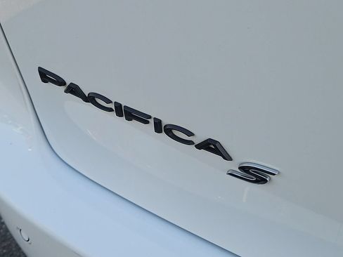 Used 2024 Chrysler Pacifica Limited FWD image 8