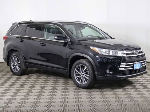 Used 2019 Toyota Highlander XLE AWD/4WD image 2