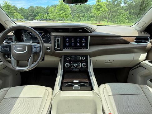 Used 2021 GMC Yukon XL Denali w/ Denali Ultimate Package AWD/4WD image 23