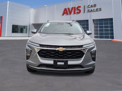 Used 2025 Chevrolet Trax LT w/ LT Convenience Package image 2