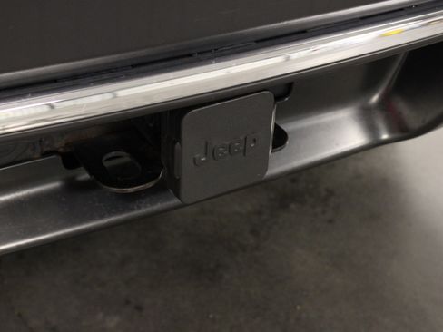Used 2019 Jeep Cherokee Limited w/ Technology Group AWD/4WD image 12