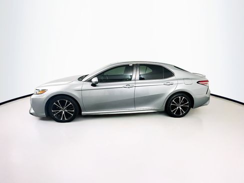 Used 2018 Toyota Camry SE w/ Moonroof Package image 4