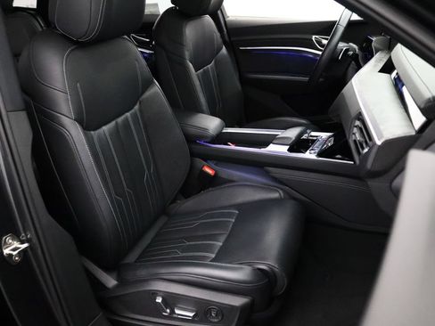 Used 2019 Audi e-tron Prestige w/ Prestige Package AWD/4WD image 16