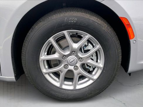 New 2026 Chrysler Pacifica Select FWD image 33