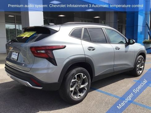 Used 2025 Chevrolet Trax LT FWD image 6