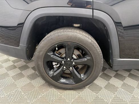 Used 2023 Jeep Grand Cherokee L Laredo RWD image 18