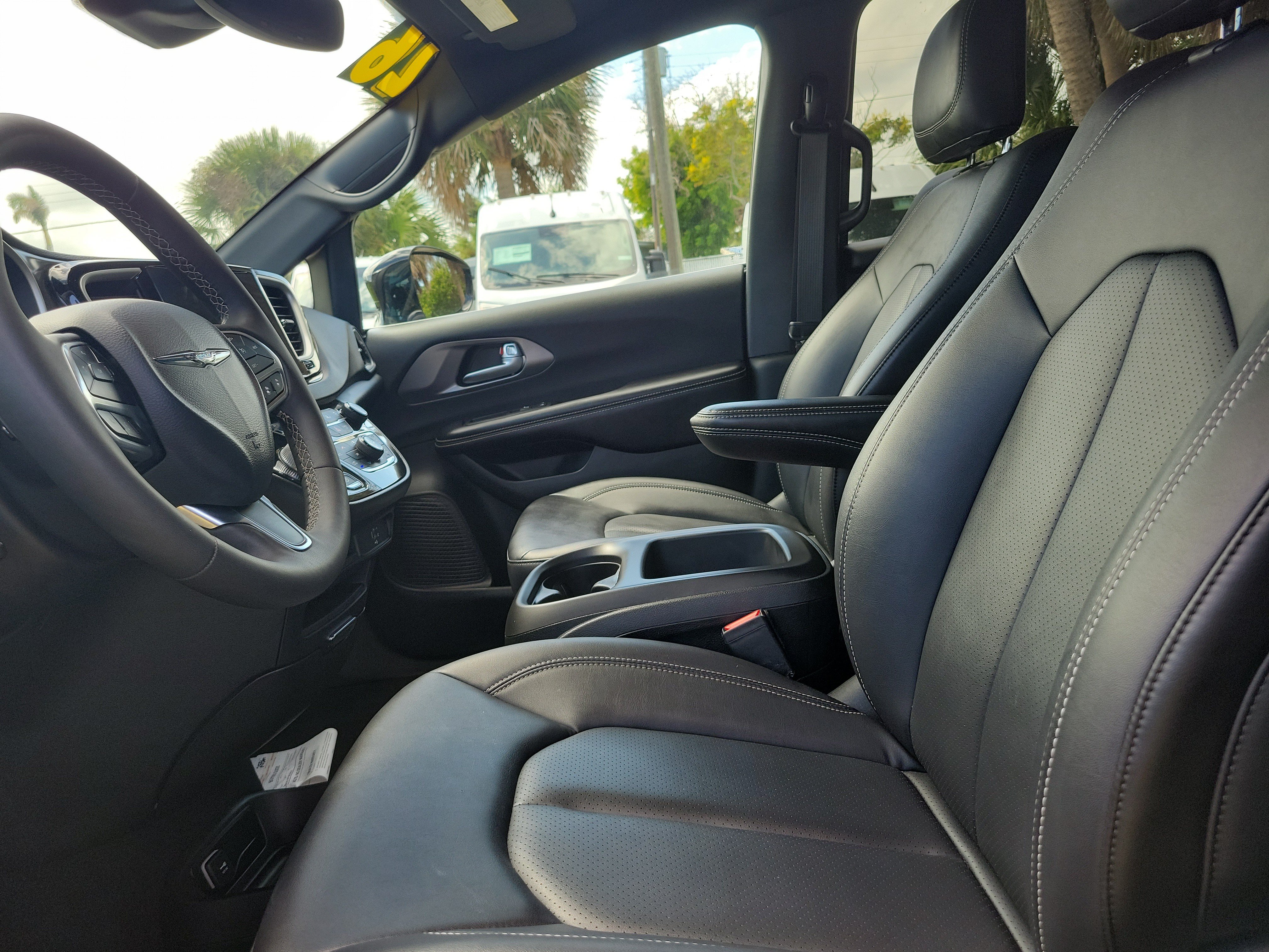 Used 2026 Chrysler Pacifica Select FWD image 16