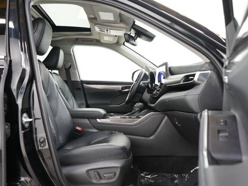 Used 2024 Toyota Highlander Limited AWD/4WD image 11