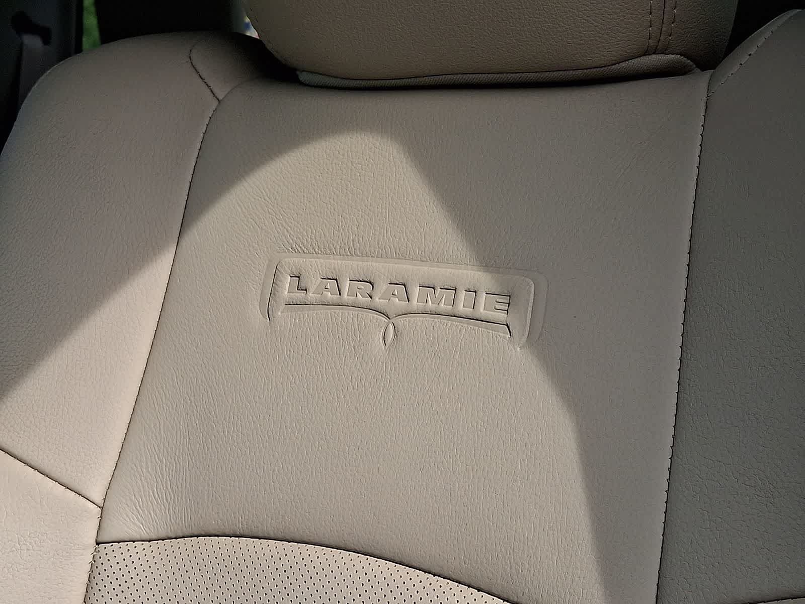 Used 2015 RAM 1500 Laramie w/ Convenience Group AWD/4WD image 17