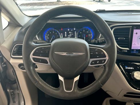 Used 2022 Chrysler Pacifica Touring-L FWD image 15