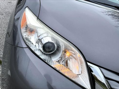 Used 2017 Toyota Sienna XLE image 28