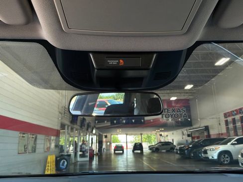 Used 2025 Nissan Rogue SV FWD image 17