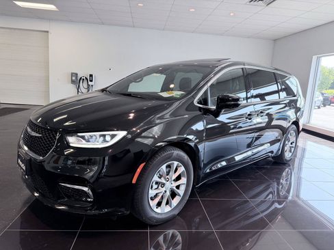 Used 2026 Chrysler Pacifica Limited FWD image 8
