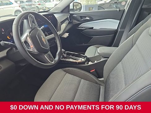 Used 2025 Chevrolet Trax LT w/ LT Convenience Package FWD image 6