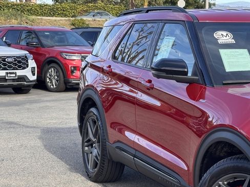 Used 2025 Ford Explorer ST-Line w/ Premium Package image 5