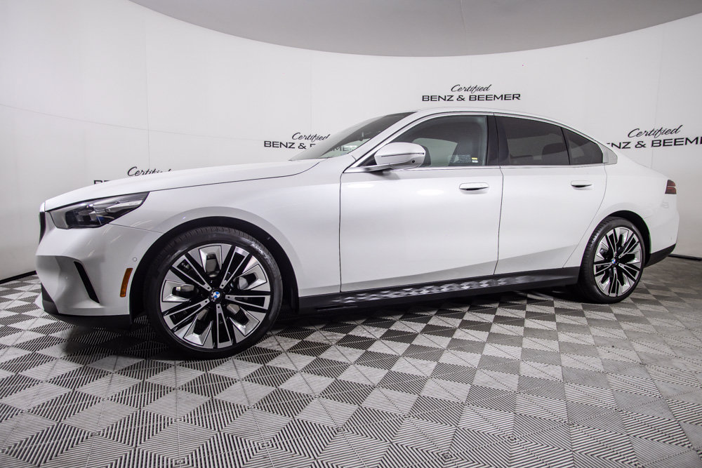 Used 2024 BMW 530i w/ Premium Package RWD image 9