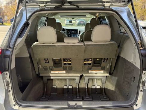 Used 2016 Toyota Sienna Limited image 34