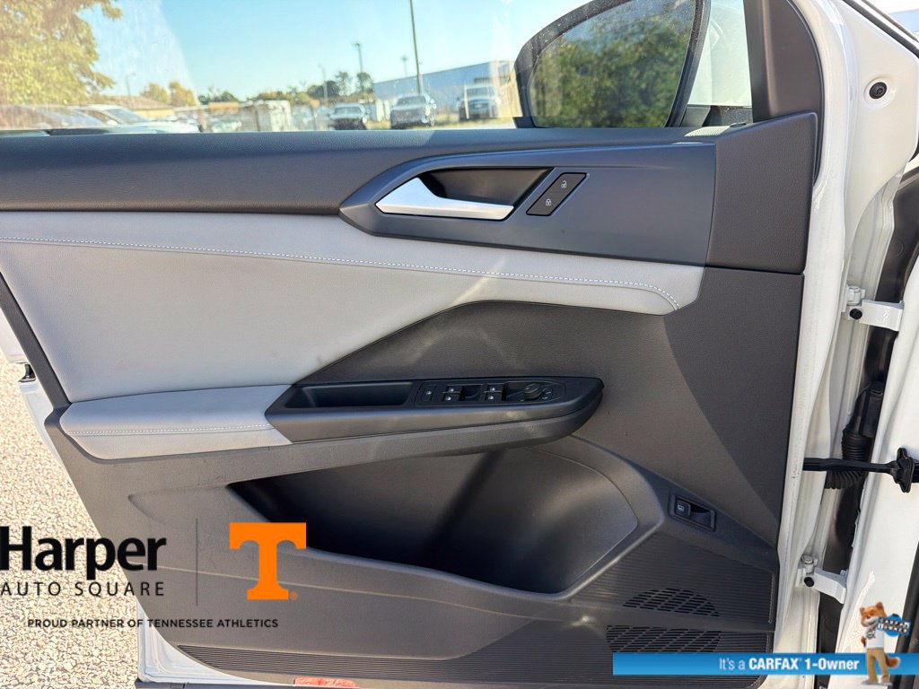 Used 2024 Volkswagen Taos SE w/ Panoramic Sunroof Package FWD image 18