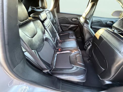 Used 2019 Jeep Cherokee Latitude Plus image 12