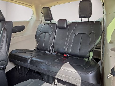 Used 2024 Chrysler Pacifica Limited FWD image 17