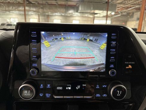 Used 2021 Toyota Highlander LE image 25