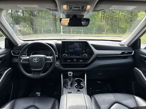 Used 2022 Toyota Highlander XLE image 16