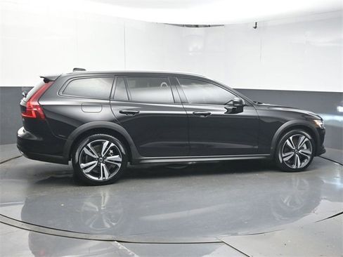 Used 2024 Volvo V60 B5 Cross Country Plus image 8