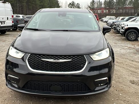 Used 2024 Chrysler Pacifica Touring-L image 3