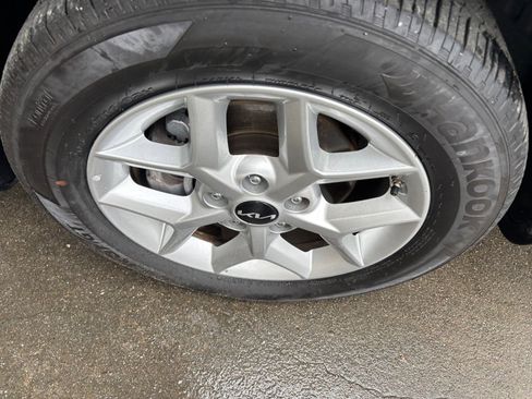 Used 2025 Kia Soul LX w/ LX Technology Package FWD image 30