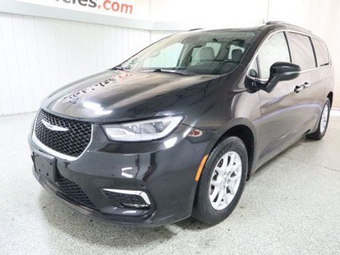 Used 2021 Chrysler Pacifica Touring-L FWD image 2