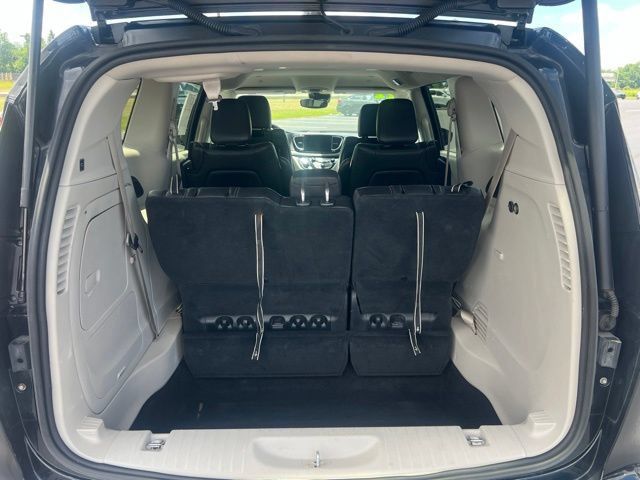 Used 2022 Chrysler Pacifica Touring-L w/ Uconnect Theater Family Group FWD image 11