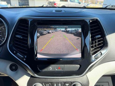 Used 2019 Jeep Cherokee Limited image 30