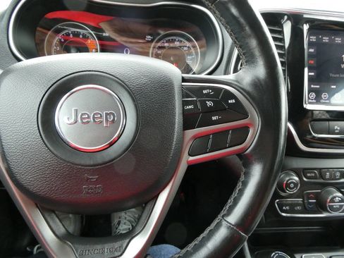 Used 2019 Jeep Cherokee Limited image 11