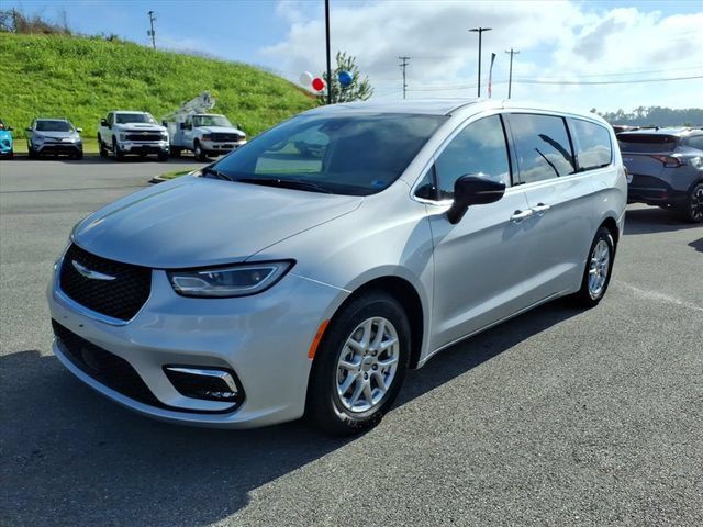 Used 2024 Chrysler Pacifica Touring-L FWD image 10