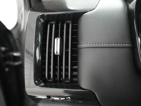Used 2024 Nissan Pathfinder SV w/ Lighting Package (N92) FWD image 17