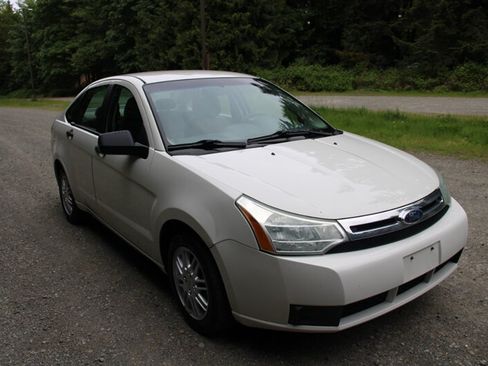 Used 2011 Ford Focus SE FWD image 2