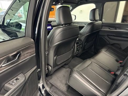 Used 2024 Jeep Grand Cherokee Limited w/ Black Appearance Package AWD/4WD image 23