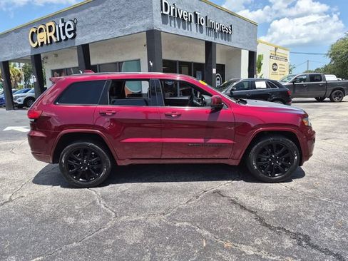 Used 2019 Jeep Grand Cherokee Altitude AWD/4WD image 4