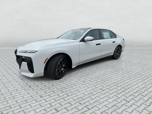 Used 2026 BMW 760i xDrive w/ Premium Package AWD/4WD image 4