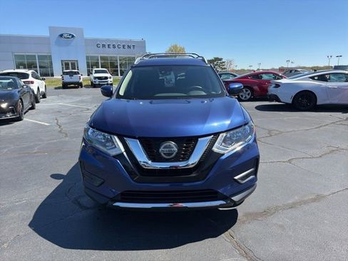 Used 2019 Nissan Rogue SV image 2