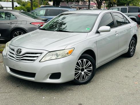 Used 2010 Toyota Camry LE FWD image 2