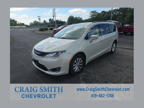 Used 2017 Chrysler Pacifica Touring-L FWD image 1
